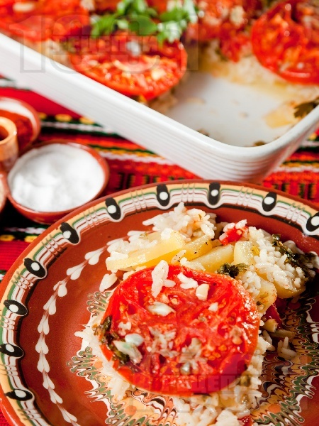 Пирян - запечени картофи, ориз и домати на фурна - снимка на рецептата